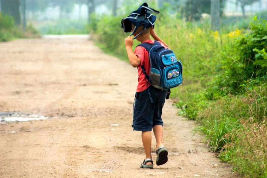 chłopiec idzie do szkoły
