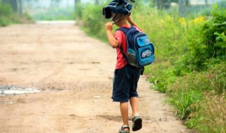 chłopiec idzie do szkoły