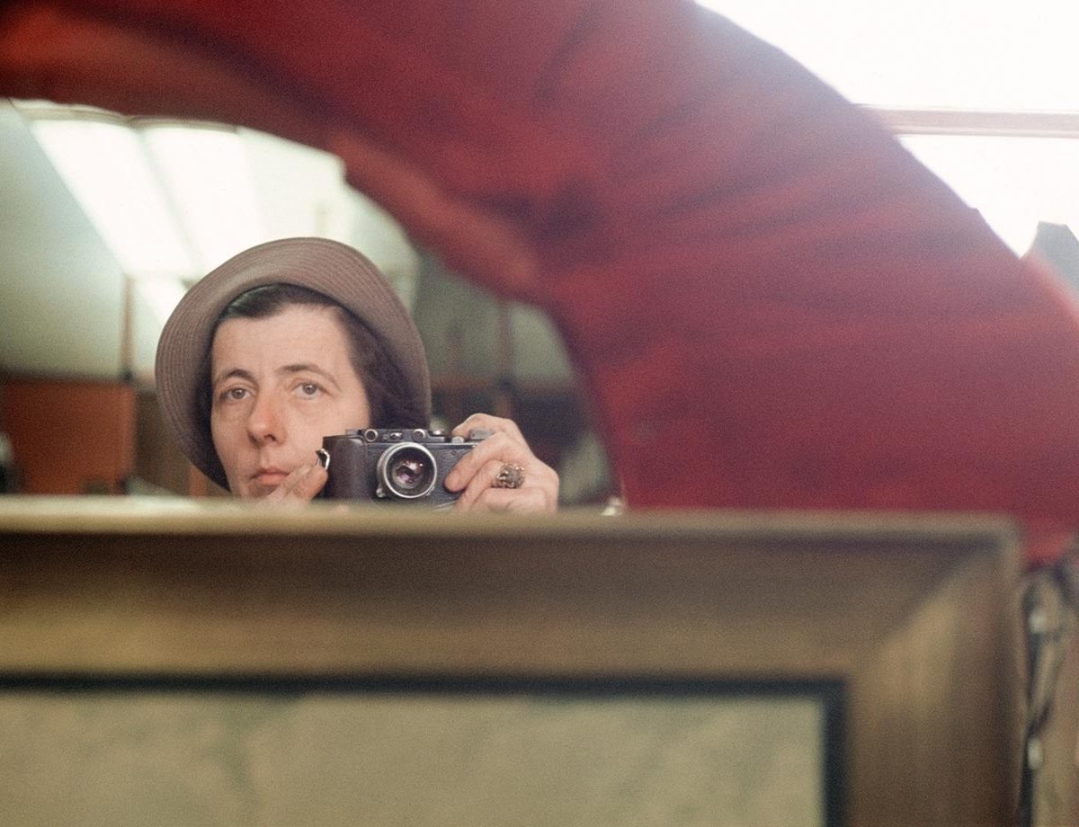 kobieta z aparatem fotograficznym