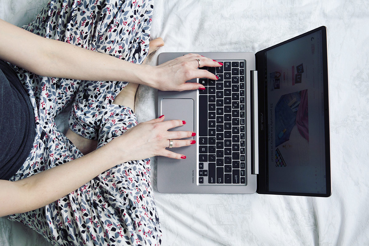 Laptop oknem na świat