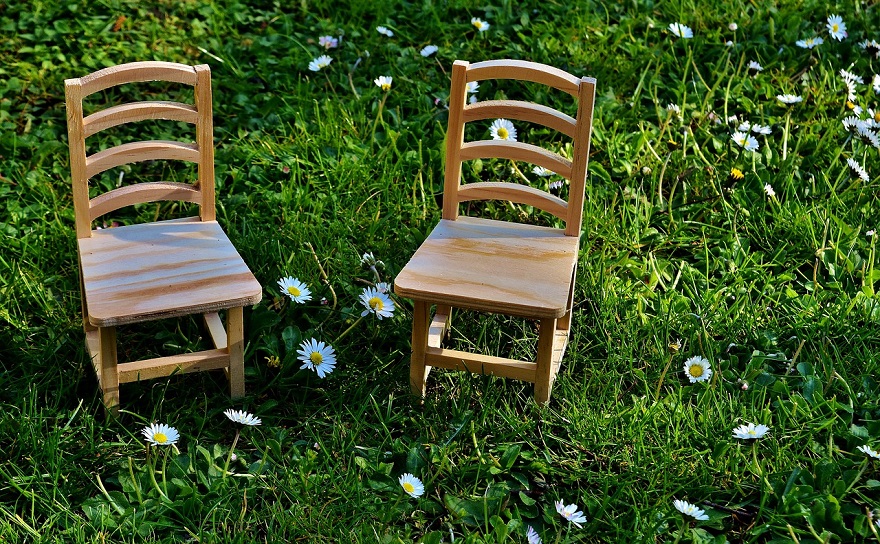 dwa krzesła, rozmowa