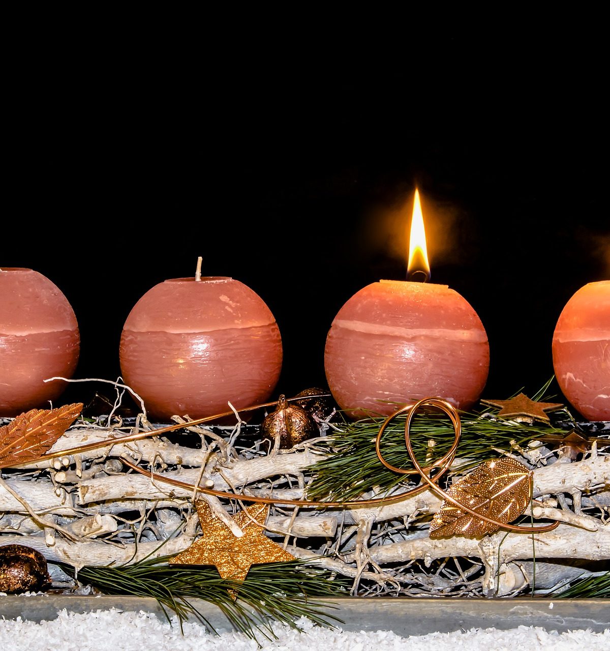 Płomień dwóch adwentowych świec