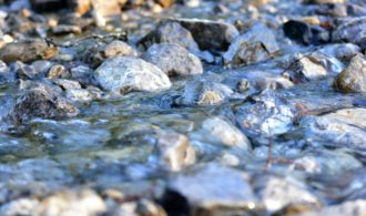 spacer przez górski strumień