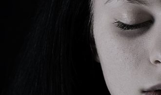 twarz młodej kobiety