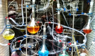 probówki chemiczne, w których sprawdza się, co znajduje się w składzie kosmetyków