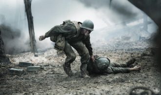 żołnierz ciągnie rannego kolegę, żeby wydostać go z pola walki